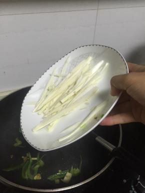 加入茭白丝翻炒均匀，2-3分钟