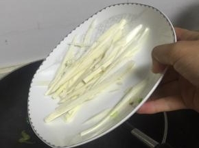 加入茭白丝翻炒均匀，2-3分钟
