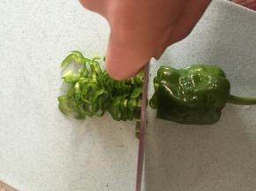 准备大米，洗干净，放入电饭煲，蒸熟，将青椒洗干净切碎