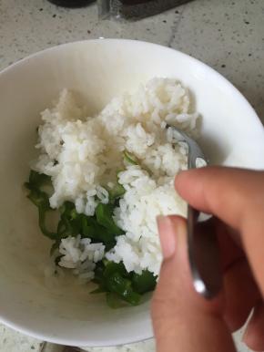 将烧好的米饭拌入