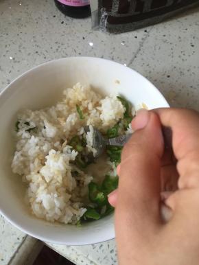 依次倒入少量橄榄油，鲜酱油、醋和少许盐