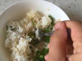 依次倒入少量橄榄油，鲜酱油、醋和少许盐