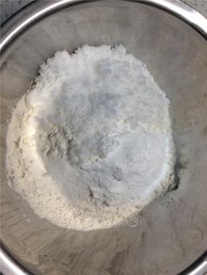 将面粉、白糖、盐、泡打粉混合均匀