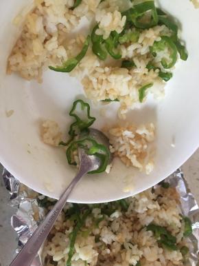 将米饭和调料拌匀