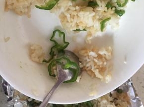 将米饭和调料拌匀