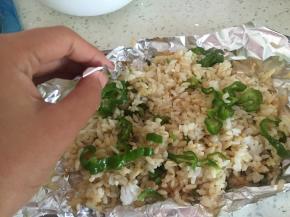 在烤盘上铺上锡纸，将饭放入锡纸中，然后包起来