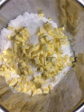 黄油回室温切成小粒，放到面粉中一起搓成屑状