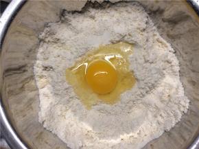 打入一个鸡蛋，加入淡奶