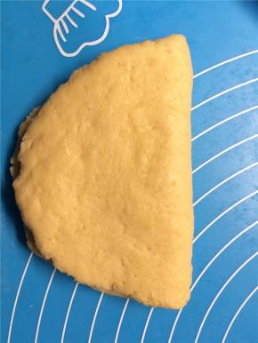 将面粉和成面团放在案板上，擀成大片后对折，再擀成1CM左右的厚片