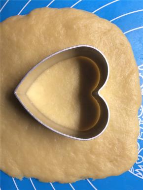 用模具切成喜欢的形状，放入铺有油纸的烤盘