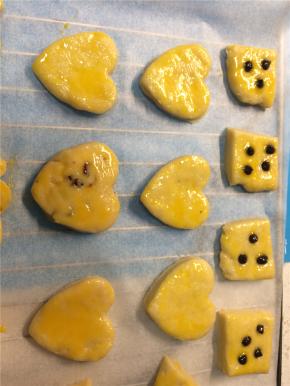另一个鸡蛋打散，用刷子将蛋液刷在每个饼干的表面，烤箱180度中层烤20分钟至表面金黄即可