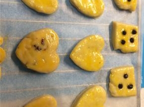 另一个鸡蛋打散，用刷子将蛋液刷在每个饼干的表面，烤箱180度中层烤20分钟至表面金黄即可
