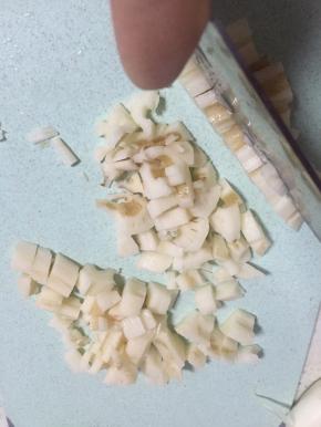 将莲藕去皮，切丁