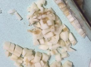 将莲藕去皮，切丁