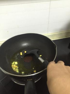 锅里倒入橄榄油，加热，放入葱姜蒜爆香