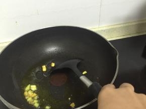 锅里倒入橄榄油，加热，放入葱姜蒜爆香