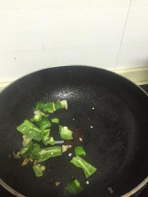 加入青椒翻炒2-3分钟，至变软
