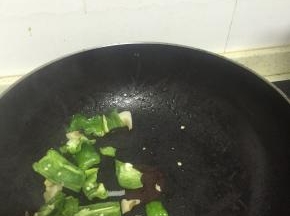 加入青椒翻炒2-3分钟，至变软