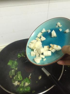 倒入藕丁，继续翻炒，3-5分钟，加入少量水