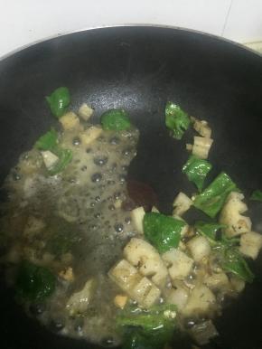 再依次加入少许醋、鲜酱油、料酒和少许盐，翻炒3-5分钟