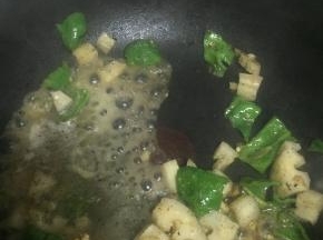 再依次加入少许醋、鲜酱油、料酒和少许盐，翻炒3-5分钟