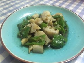 加入少量黑芝麻粉，翻炒均匀，大火收汁，即可出锅