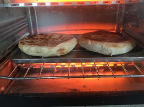 准备好烤饼，在烤箱里180度烤8-10分钟