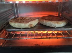 准备好烤饼，在烤箱里180度烤8-10分钟