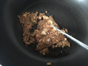 把猪肉加盐煮烂，剁成肉糜，每次可以用一些，在锅中加入少量橄榄油，然后将肉糜放入