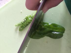 把青椒洗干净，切成小丁状