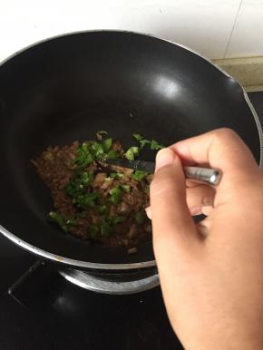 倒入青椒，低温微炒