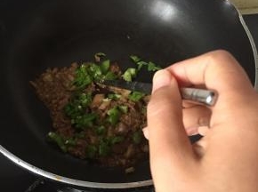 倒入青椒，低温微炒
