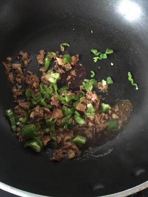 加入少量鲜酱油，翻炒1-2分钟