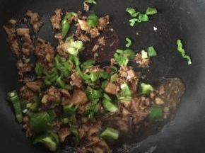加入少量鲜酱油，翻炒1-2分钟