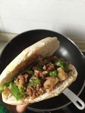 将饼切开，把炒好的辣子猪肉加入