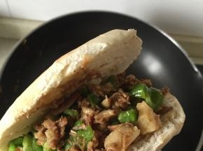 将饼切开，把炒好的辣子猪肉加入
