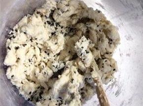 用剩的已打发奶油中，加入面粉和黑芝麻，用筷子搅拌成絮状