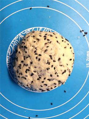 倒到案板上和成光滑的面团