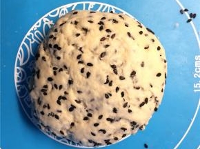 倒到案板上和成光滑的面团