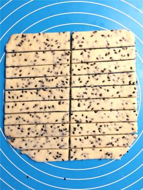 用擀面杖擀成厚度约为5mm的方形薄片，切成大小均匀的长条形