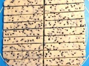用擀面杖擀成厚度约为5mm的方形薄片，切成大小均匀的长条形