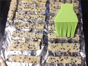 将切好的饼干胚转到烤盘上，刷上一层蜂蜜水，蜂蜜水为蜂蜜和水一比一兑制