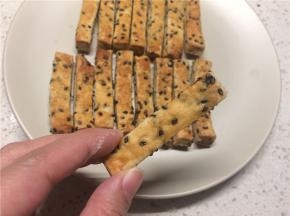 入烤箱180度，中层20分钟至表面金黄即可