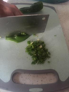 准备大米，洗干净，放入电饭煲，蒸熟，准备大米饭一碗