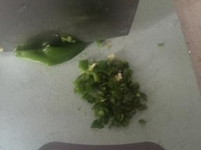 准备大米，洗干净，放入电饭煲，蒸熟，准备大米饭一碗