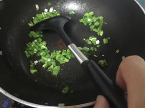 锅中加入适量橄榄油，烧热加入青椒翻炒至变软