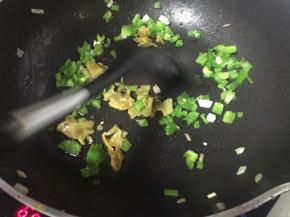 加入榨菜，翻炒均匀