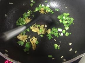 加入榨菜，翻炒均匀