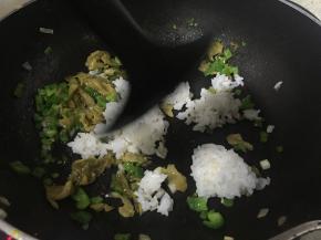 加入白米饭，快速翻炒，依次加入鲜酱油、少量盐