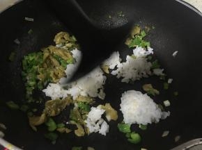 加入白米饭，快速翻炒，依次加入鲜酱油、少量盐